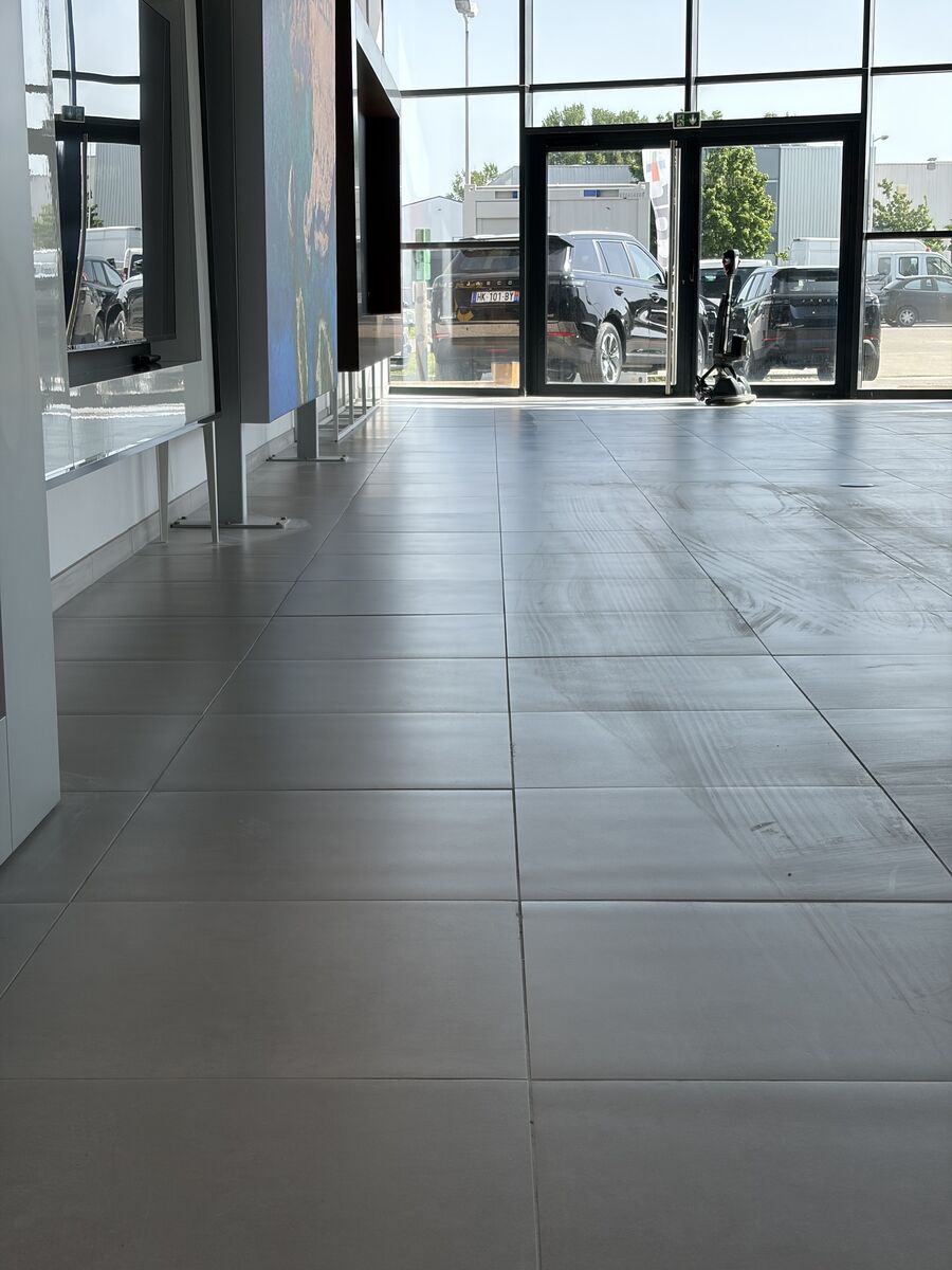 Sol carrelé nettoyé par XYZ PROPRETÉ dans un showroom à Roussillon